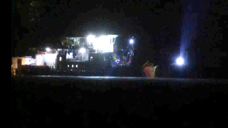 Quá trình trục vớt thi thể trong tàu chìm trên biển Hạ Long thực hiện trong đêm tối, sóng to gió lớn.