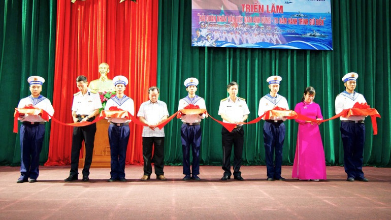 Cắt băng khai mạc triển lãm.