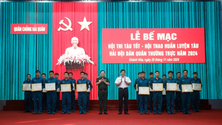 Chuẩn Đô đốc Phan Tuấn Hùng và Thiếu tướng Nguyễn Văn Đồng trao thưởng của Bộ Tổng Tham mưu cho các tập thể đạt giải trong hội thi, hội thao.