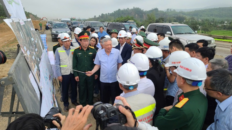 Phó Thủ tướng Nguyễn Hòa Bình cho biết: Cho phép sử dụng vật liệu sẵn có tại mỏ Đà Sơn bảo đảm tiêu chuẩn, chất lượng phục vụ cho dự án cao tốc Hòa Liên-Túy Loan. Phó Thủ tướng Nguyễn Hòa Bình cho biết: Cho phép sử dụng vật liệu sẵn có tại mỏ Đà Sơn bảo đảm tiêu chuẩn, chất lượng phục vụ cho dự án cao tốc Hòa Liên-Túy Loan.
