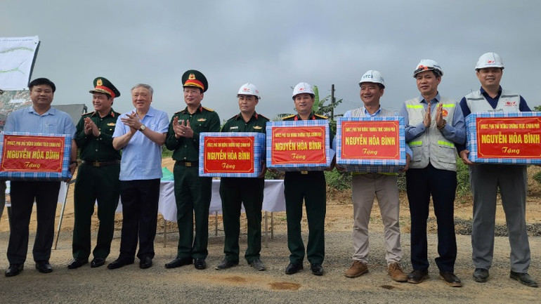 Phó Thủ tướng Thường trực Nguyễn Hòa Bình tặng quà động viên cán bộ, kỹ sư đang thi công dự án cao tốc Hòa Liên-Túy Loan. Phó Thủ tướng Thường trực Nguyễn Hòa Bình tặng quà động viên cán bộ, kỹ sư đang thi công dự án cao tốc Hòa Liên-Túy Loan.