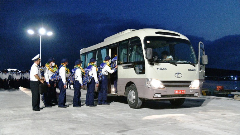 Đón chiến sĩ mới về đơn vị huấn luyện.