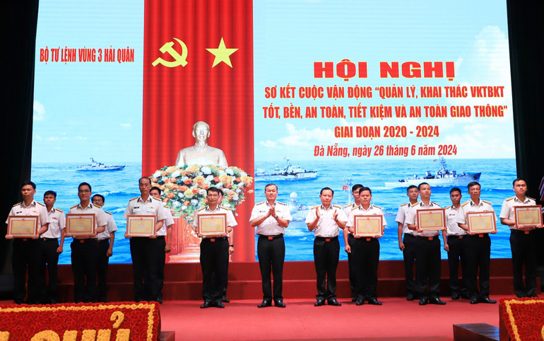 Thủ trưởng Bộ Tư lệnh Vùng 3 trao giấy khen tặng các tập thể, cá nhân có thành tích tốt trong thực hiện Cuộc vận động 50 giai đoạn 2020-2024.
