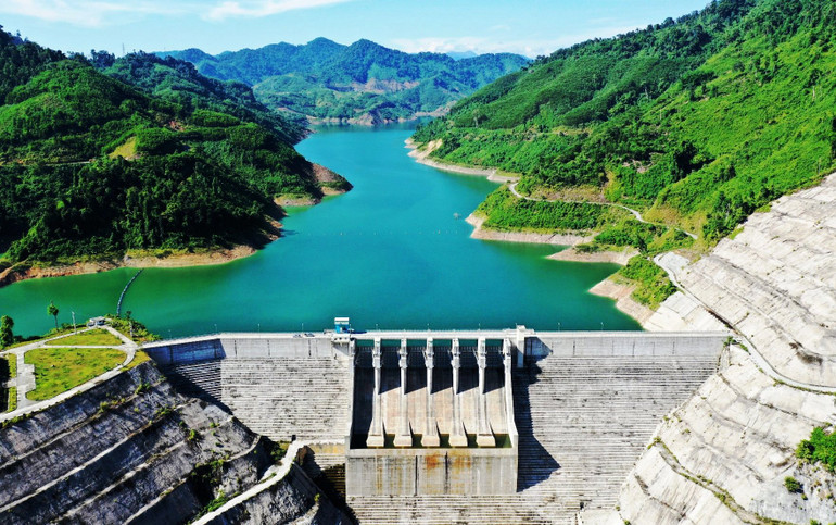 Nhà máy thủy điện Sông Bung 4 (Quảng Nam) đang chạy hết công suất, nhưng lượng nước không còn nhiều.