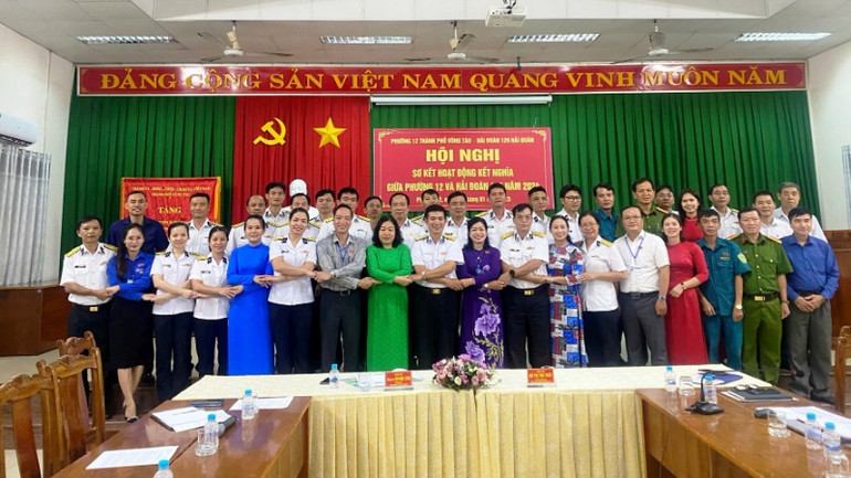 Tăng cường tình đoàn kết quân dân giữa Hải quân với chính quyền địa phương và các đơn vị kết nghĩa.