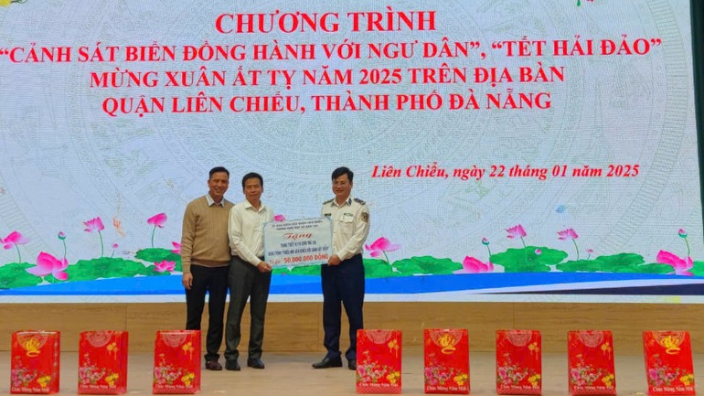 Trao tiền hỗ trợ cho quận Liên Chiểu.