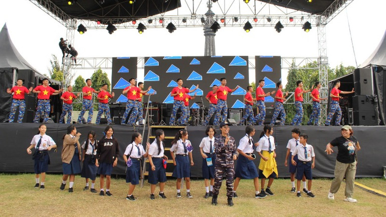 Cán bộ chiến sỹ Tàu 09 tham gia các hoạt động văn hóa văn nghệ trong khuôn khổ các hoạt động giao lưu tại Bali, Indonesia.