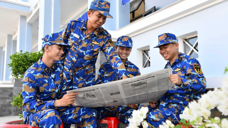 Tranh thủ đọc báo trong giờ nghỉ giải lao.