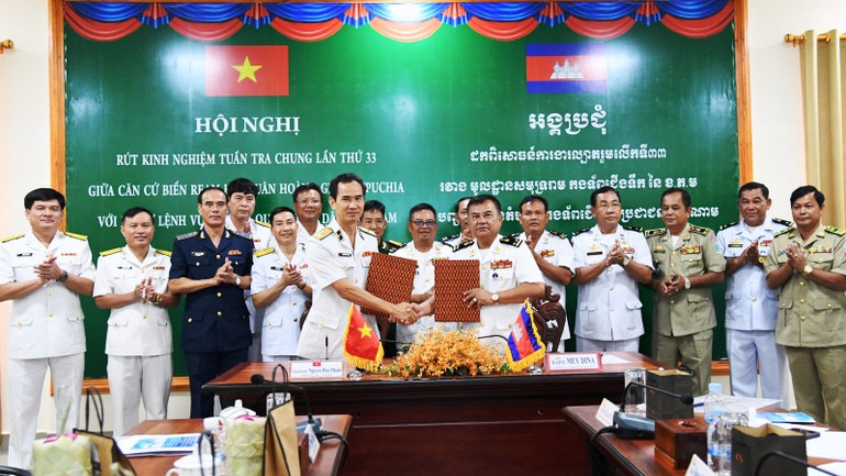 Chuẩn Đô đốc Nguyễn Hữu Thoan, Chính ủy Vùng 5 Hải quân nhân dân Việt Nam và Phó Đô đốc Mey Dina, Chỉ huy trưởng Căn cứ biển Ream, Hải quân Hoàng gia Campuchia trao biên bản ghi nhớ về hoạt động tuần tra chung.