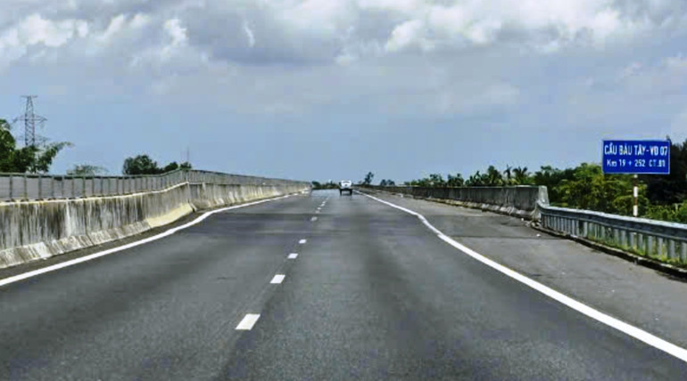 Mặt đường lún sâu, chênh lệch thấp hơn 0,15 m với mặt cầu Bàu Tây tại Km 19+252, nguy cơ tai nạn giao thông.