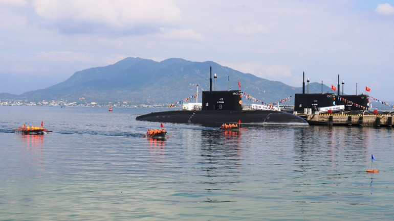 Lữ đoàn 189 Hải quân tổ chức hội thi chèo xuồng tại Lễ ra quân huấn luyện năm 2025.