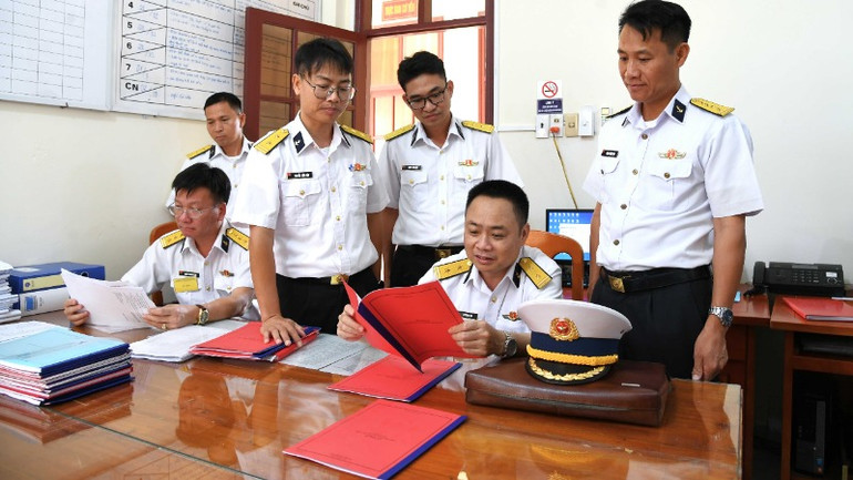 Kiểm tra hồ sơ thiết bị máy móc, trang thiết bị huấn luyện chiến đấu.