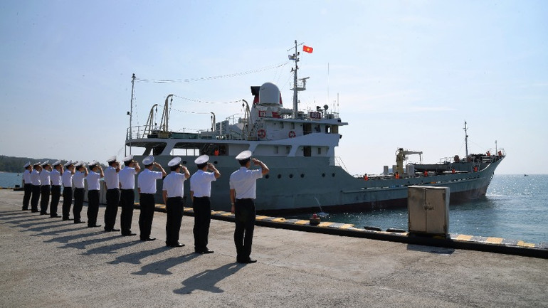 Tàu 637 Hải quân rời bến lên đường thực hiện nhiệm vụ trực chiến trên biển trong dịp Tết Nguyên đán.