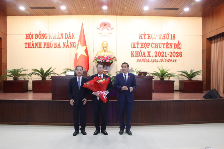 Bí thư Thành ủy Nguyễn Văn Quảng và Chủ tịch Ủy ban nhân dân Lê Trung Chinh tặng hoa chúc mừng tân Chủ tịch Hội đồng nhân dân Ngô Xuân Thắng.