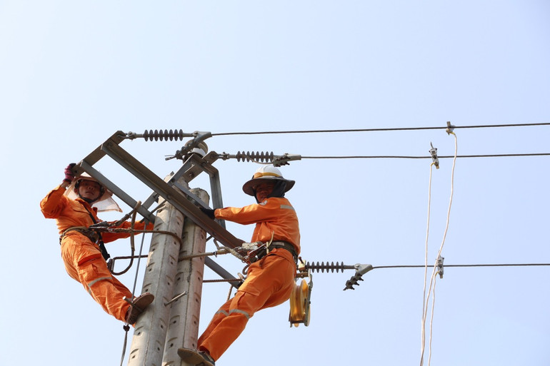 Đưa điện về vùng cao Tuyên Hóa, Quảng Bình.