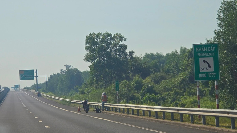 Sửa chữa cao tốc bằng thủ công, thô sơ, công nhân đi lại bằng xe máy rất nguy hiểm.