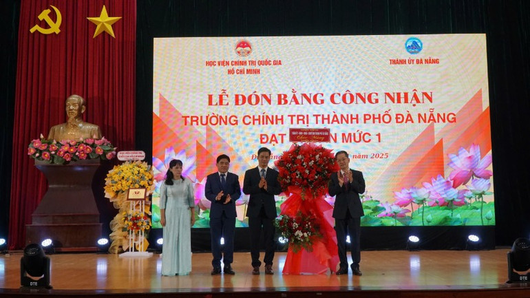 Đồng chí Nguyễn Văn Quảng tặng hoa chúc mừng Trường Chính trị thành phố Đà Nẵng. Đồng chí Nguyễn Văn Quảng tặng hoa chúc mừng Trường Chính trị thành phố Đà Nẵng.