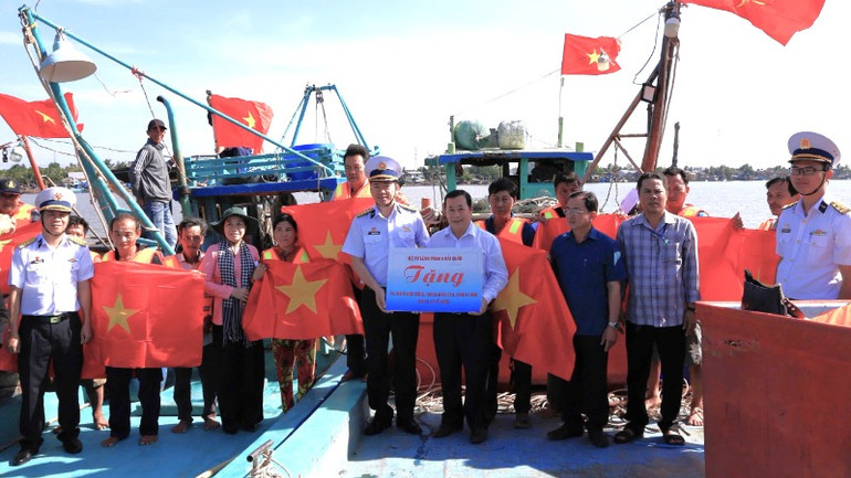 Đại tá Hoàng Quốc Hoàn, Phó Chính ủy Vùng 5 Hải quân thăm, động viên ngư dân xã Tam Giang Đông, huyện Năm Căn, tỉnh Cà Mau và trao tặng địa phương 300 lá cờ Tổ quốc.