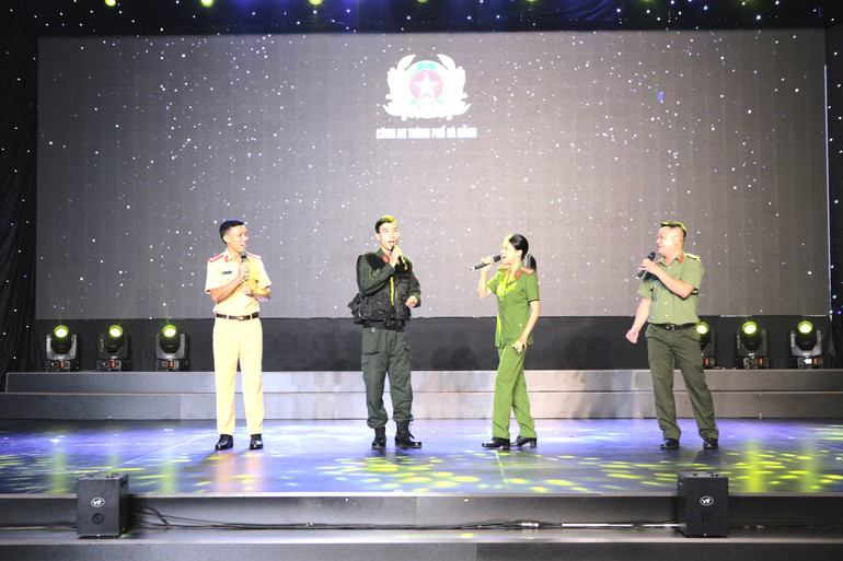 Tiết mục dự thi của Công an thành phố Đà Nẵng được đánh giá cao, có sự cổ vũ nhiệt tình của khán giả. Tiết mục dự thi của Công an thành phố Đà Nẵng được đánh giá cao, có sự cổ vũ nhiệt tình của khán giả.