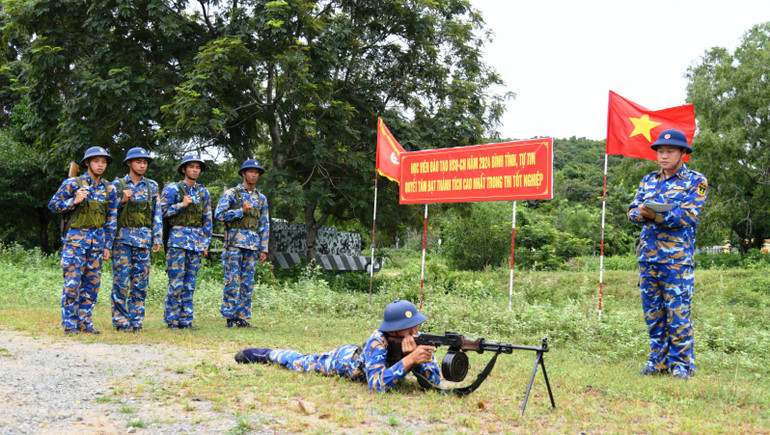 Học viên lớp đào tạo hạ sĩ quan chỉ huy thực hiện nội dung thi kỹ thuật chiến đấu bộ binh.