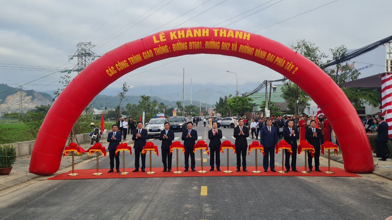 Các đại biểu cắt băng khánh thành 3 dự án giao thông trọng điểm. Các đại biểu cắt băng khánh thành 3 dự án giao thông trọng điểm.