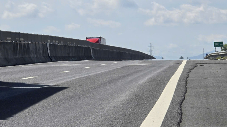 Mặt đường hằn lún theo vệt bánh xe dài hàng trăm mét.