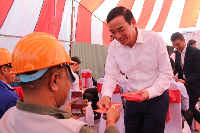 Đồng chí Lê Trung Chinh, Chủ tịch UBND thành phố Đà Nẵng chúc tết đầu năm các công nhân thi công cầu Quảng Đà.