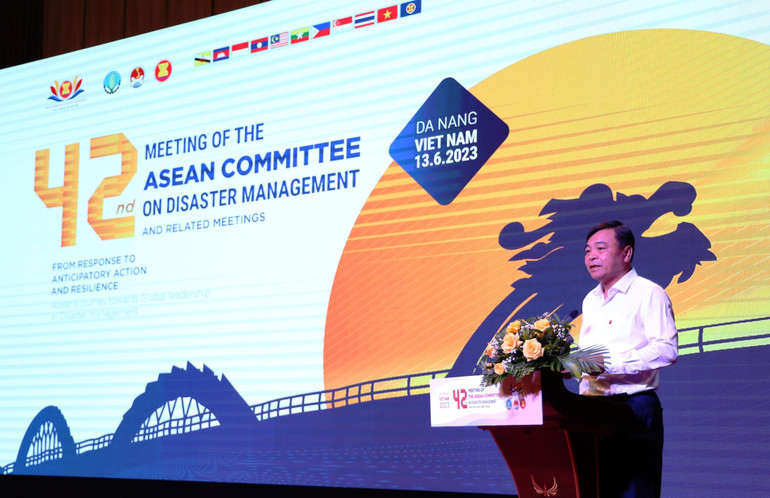 Thứ trưởng Nông nghiệp và Phát triển nông thôn Nguyễn Hoàng Hiệp: ASEAN phải cùng nhau hành động để tăng cường hơn nữa các nỗ lực giảm thiểu rủi ro thiên tai với người dân và với cộng đồng.