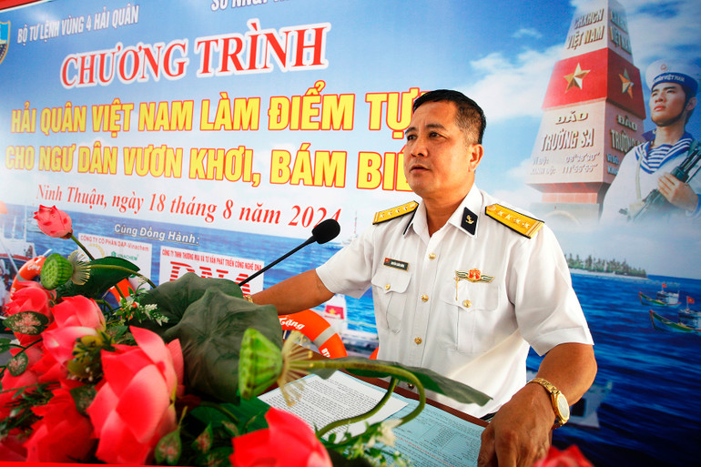 Đại tá Nguyễn Xuân Dũng Phó Chủ nhiệm Chính trị Vùng 4 Hải quân: Các lực lượng của Vùng 4 Hải quân và quân, dân huyện đảo Trường Sa luôn sẵn sàng giúp đỡ, hỗ trợ ngư dân trong mọi tình huống.