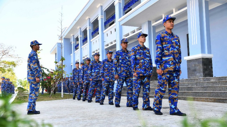 Tập luyện một số động tác đầu tiên trong điều lệnh đội ngũ cơ bản.