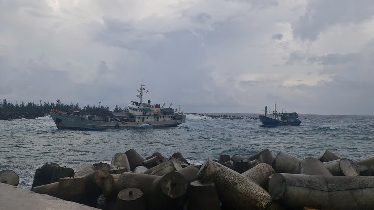 Tàu Hải quân cứu kéo tàu cá gặp nạn trên biển về bến an toàn.