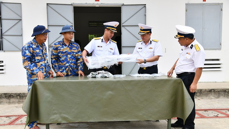 Thủ trưởng Bộ Tư lệnh Vùng 5 Hải quân kiểm tra công tác niêm cất vũ khí tại Kho 700A.