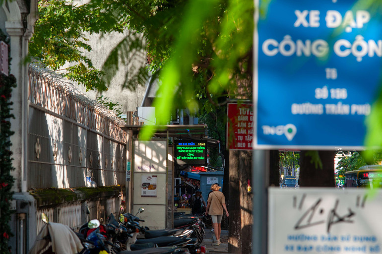 Trạm dừng xe buýt tại các điểm tập trung đông người được đầu tư nâng cấp, kết nối đồng bộ với các điểm xe đạp công cộng TNGo.