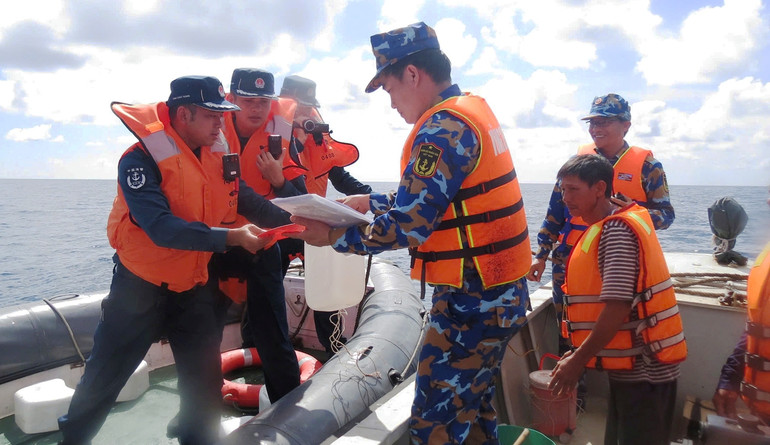 Hải quân Vùng 3 tiếp nhận ngư dân và cảm ơn Hải quân Trung Quốc. Hải quân Vùng 3 tiếp nhận ngư dân và cảm ơn Hải quân Trung Quốc.