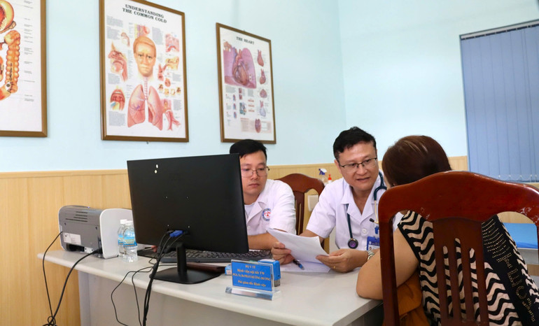 Phó Giáo sư, Tiến sĩ, Bác sĩ Phan Hướng Dương, Phó Giám đốc bệnh viện Nội tiết Trung ương khám, tư vấn sức khỏe cho nhân dân.