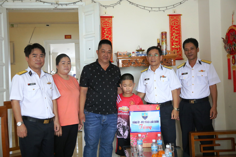 Thăm, tặng quà gia đình quân nhân hoàn cảnh đặc biệt khó khăn.