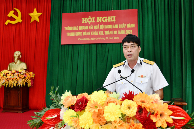 Đại tá Võ Hùng Lâm, Chủ nhiệm Chính trị Vùng 5 Hải quân trực tiếp truyền đạt nội dung