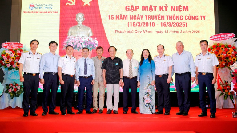 Lãnh đạo tỉnh Bình Định chụp ảnh lưu niệm cùng cán bộ Công ty Tân cảng miền trung.