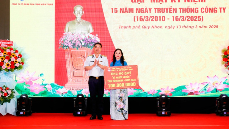 Trao 100 triệu đồng ủng hộ Quỹ Vì người nghèo tỉnh Bình Định.