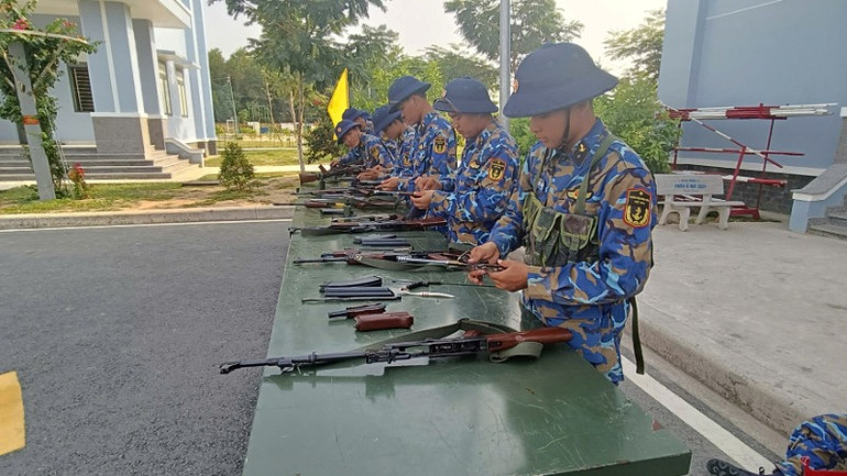 Chiến sĩ Hải quân thành thạo với nhiệm vụ bảo quản súng bộ binh.