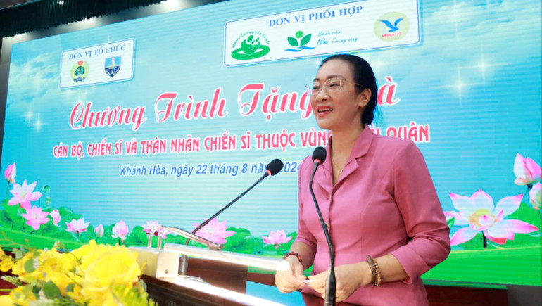 Bà Phạm Thanh Bình, Chủ tịch Công đoàn Ngành Y tế Việt Nam nhấn mạnh: "Chương trình khám chữa bệnh cho cán bộ, chiến sĩ và thân nhân chiến sĩ Vùng 4 Hải quân góp phần thực hiện tốt chính sách hậu phương quân đội".