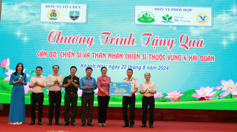 Tặng quà cho cán bộ, chiến sĩ và thân nhân chiến sĩ đang công tác tại Vùng 4 Hải quân