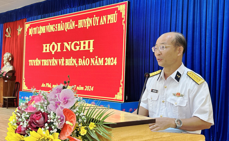 Đại tá Nguyễn Đức Cầu, Phó Chủ nhiệm Chính trị, Bộ Tư lệnh Vùng 5 Hải quân thông tin về tình hình trên các vùng biển nước ta hiện nay tại huyện An Phú.