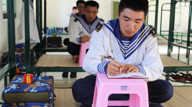 Duy trì nền nếp ghi chép sổ tay để củng cố và nâng cao kiến thức, kỹ năng chiến đấu.