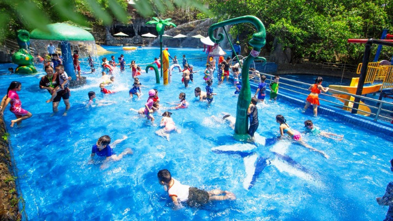 Huyệt Long Hồ, nơi du khách thỏa thích ngâm mình trong làn nước ấm