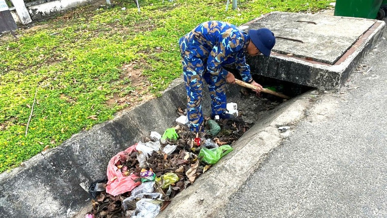 Khơi thông cống rãnh, thu dọn rác thải.