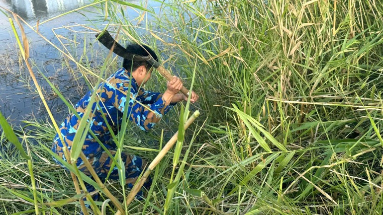 Chiến sĩ trẻ phát quang bụi rậm khu vực đóng quân.