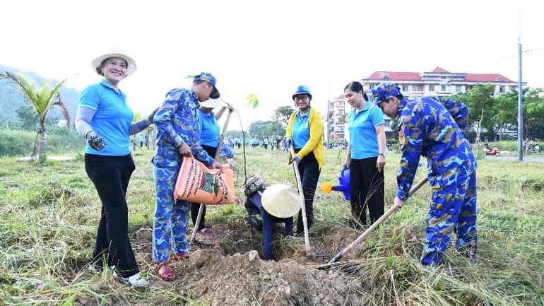 Các lực lượng cùng tham gia trồng cây xanh trong công viên.