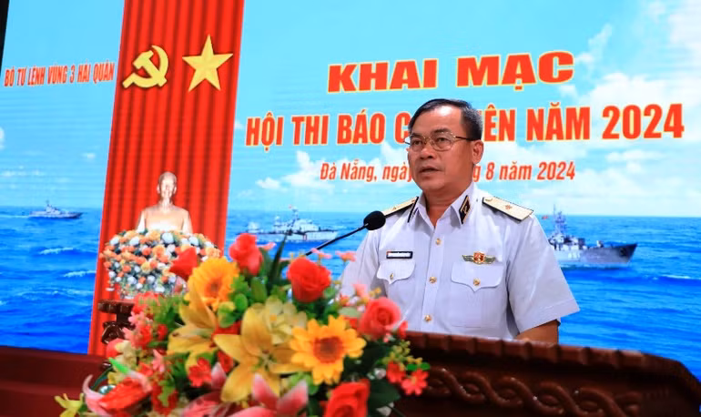 Chuẩn đô đốc Nguyễn Đăng Tiến: Công tác tuyên truyền góp phần khơi dậy lòng yêu nước, đoàn kết dân tộc, góp phần củng cố nhận thức chính trị đúng đắn cho mỗi cán bộ, chiến sĩ. Chuẩn đô đốc Nguyễn Đăng Tiến: Công tác tuyên truyền góp phần khơi dậy lòng yêu nước, đoàn kết dân tộc, góp phần củng cố nhận thức chính trị đúng đắn cho mỗi cán bộ, chiến sĩ.