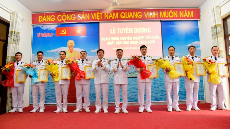 Trao hoa và giấy chứng nhận quân nhân chuyên nghiệp xuất sắc.